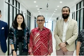 (De izquierda a derecha) Nicholas Sagau, director de operaciones del grupo Rev Media;, Arianne Santoso, directora de asuntos gubernamentales y políticas públicas de Google; Fahmi Fadzil, ministro de Comunicaciones; Adeel Farhan, director general de socios de Google News; y Rafiq Razali, director general del grupo Media Prima Bhd, (Fuente: Google)