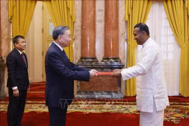 El secretario general del Partido Comunista y presidente de Vietnam, To Lam, y el embajador de Sri Lanka, Poshitha Perera. (Fuente: VNA)