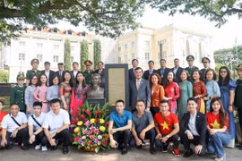 La comunidad vietnamita en Singapur deposita ofrendas florales en la estatua del Presidente Ho Chi Minh. (Fuente: VNA)