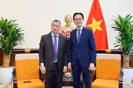 El viceministro de Relaciones Exterior de Vietnam, Do Hung Viet, y el embajador de Bután en Tailandia, concurrente en Vietnam, Kinzang Dorji. (Fuente: VNA)