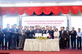 Representantes de Long An y la ciudad surcoreana de Busan firman un acuerdo de cooperación. (Fuente: VNA)