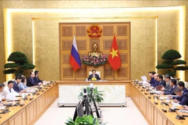 El viceprimer ministro vietnamita Tran Hong Ha y su homólogo ruso, Dmitry Chernyshenko, copresiden la reunión. (Fuente: VNA)