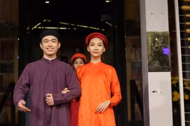 Jóvenes presentan vestidos largos tradicionales en el Centro de Intercambio Cultural del Casco Antiguo de Hanói, en el número 50 de la calle Dao Duy Tu. (Foto cortesía de la Junta Directiva del lago Hoan Kiem y el Casco Antiguo de Hanoi)