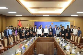 Representantes del Ministerio de Educación y Formación estimulan a los estudiantes. (Fuente: VNA)