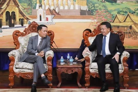 El viceministro de Información, Cultura y Turismo de Laos, Vansy Kuamua, y el presidente de la Asociación de Periodistas de Vietnam (APV), Nguyen Duc Loi. (Fuente: VNA)