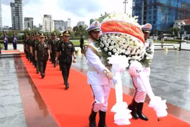 La delegación, encabezada por el secretario de Estado del Ministerio de Defensa de Camboya, general Yun Min, rinde homenaje a los mártires. (Fuente: VNA)