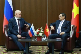 El primer ministro de Vietnam, Pham Minh Chinh, y el ministro de Energía ruso, Serguéi Tsivilev. (Fuente: VNA)