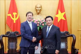 El director de la Academia Nacional de Política Ho Chi Minh y presidente del Consejo Teórico Central, Nguyen Xuan Thang,y el embajador de Hungría, Baloghdi Tibor (Fuente:VNA)