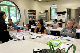 En una clase del idioma vietnamita en Burdeos. (Fuente: VNA)