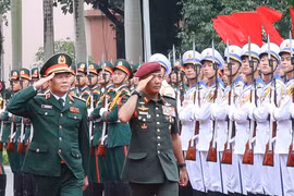 El jefe de Estado Mayor General del Ejército Popular de Vietnam y viceministro de Defensa, coronel general Nguyen Tan Cuong, y el general Tan Sri Datuk Seri Mohammad bin Ab Rahman, jefe de las Fuerzas de Defensa de Malasia, pasan revista a la guardia de honor. (Fuente: VNA)