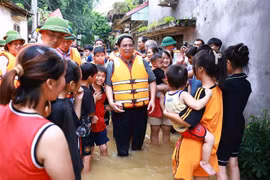 El primer ministro de Vietnam, Pham Minh Chinh, visita las zonas afectadas por inundaciones en la provincia de Bac Giang. (Fuente: VNA)