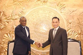El secretario del Comité Central del Partido Comunista de Vietnam (PCV) y jefe de su Comisión de Relaciones Exteriores, Le Hoai Trung, y Sahy Claude Soumahoro, miembro del Comité Permanente del RHDP y subsecretario encargado de comunicación y relaciones exteriores. (Fuente: VNA)