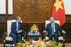 El presidente vietnamita, To Lam, y el embajador indio en Vietnam, Sandeep Arya (Fuente: VNA)