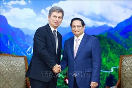 El primer ministro de Vietnam, Pham Minh Chinh, recibe al presidente de la Federación Internacional de Asociaciones de Transitarios (FIATA), Turgut Erkeskin. (Fuente: VNA)