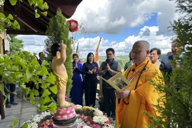 Celebran Día de Vesak en Monasterio Zen de Truc Lam en Francia. (Fuente:VNA)