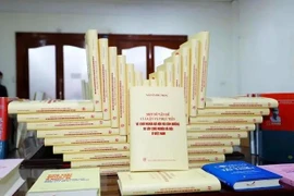 El libro “Algunas cuestiones teóricas y prácticas sobre el socialismo y el camino hacia el socialismo en Vietnam” de secretario general del Partido Comunista de Vietnam, Nguyen Phu Trong. (Fuente: VNA)