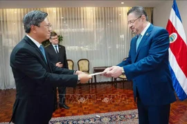 El embajador de Vietnam en Cuba, concurrente a Costa Rica, Le Quang Long, entrega cartas credenciales al presidente costarricense, Rodrigo Chaves Robles. (Fuente: VNA)