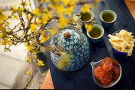 Costumbre vietnamita de disfrutar de té y frutas confitadas durante el Tet