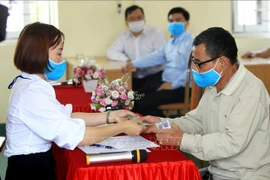 Evalúan en Vietnam políticas de apoyo a personas afectadas por la COVID-19