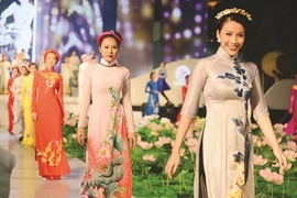 Honran belleza de Ao Dai, traje tradicional de mujeres vietnamitas 