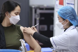 Aceleran campaña de vacunación de primavera contra el COVID-19 en Vietnam