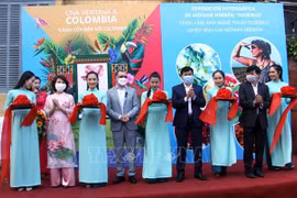 En provincia vietnamita exposición sobre flores de Colombia
