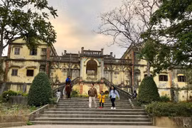 Exploran la antigua mansión Hoang A Tuong en la meseta blanca de Bac Ha
