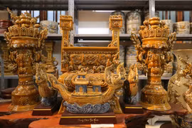 Cerámicas de Bat Trang con imágenes de dragón como bienvenida al Tet