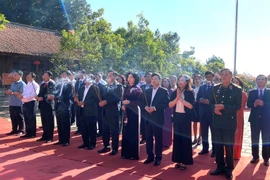 Autoridades municipales de Hanoi ofrecen inciensos al destacado educador Chu Van An