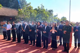 Autoridades municipales de Hanoi ofrecen inciensos al destacado educador Chu Van An