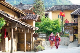 Trajes coloridos de la etnia Lo Lo negro en la provincia de Ha Giang