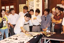 Clase gratuita para amantes de caligrafía en Vietnam