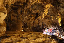 Exploran el "palacio" de estalactitas en provincia norteña vietnamita