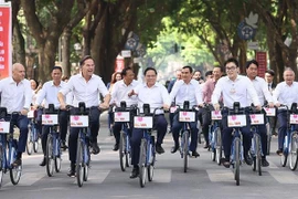 Primer ministro de Vietnam y su homólogo neerlandés recorren Hanoi en bicicleta