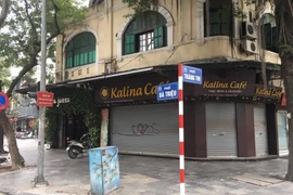 Hanoi en el primer día del cierre de puestos callejeros de venta de comida, té y café