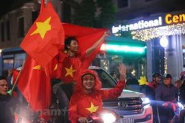 Fanánticos vietnamitas celebran la victoria de la selección nacional ante Indonesia en SEA Games 30