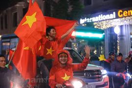 Fanánticos vietnamitas celebran la victoria de la selección nacional ante Indonesia en SEA Games 30