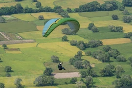 Exploración de belleza montañosa desde parapentes en Vietnam 