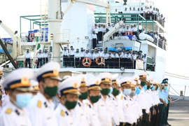 Delegación de la cuarta región de las fuerzas navales de Vietnam parte a Truong Sa