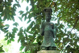 Contemplan estatua del rey Le Thai To en Hanoi