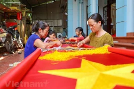 Visitar al pueblo especializado en confección de la bandera nacional de Vietnam
