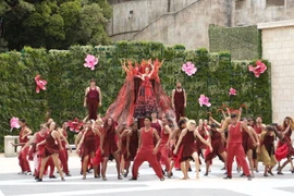 “Danzas del Sol” atraen a turistas a la ciudad costera de Da Nang