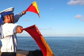 Soldados de la Marina guían a barcos en Truong Sa