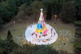 Navidad con árbol multicolor en forma de brotes de bambú más grande de Vietnam 