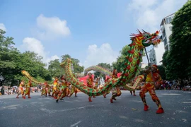 Hanoi conmemora aniverario 65 de su liberación con danzas de dragón 