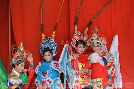 Promueven en Vietnam la preservación del arte del hat boi