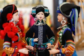  Pintor vietnamita elabora trajes étnicos para muñecas
