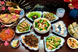 Bandeja de platos de vietnamitas en el último día del año lunar