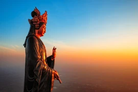 Contemplan estatua budista más alta de bronce en Asia