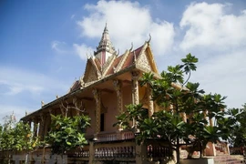 Admirar la mayor estatua de Buda reclinado de Vietnam en una pagoda